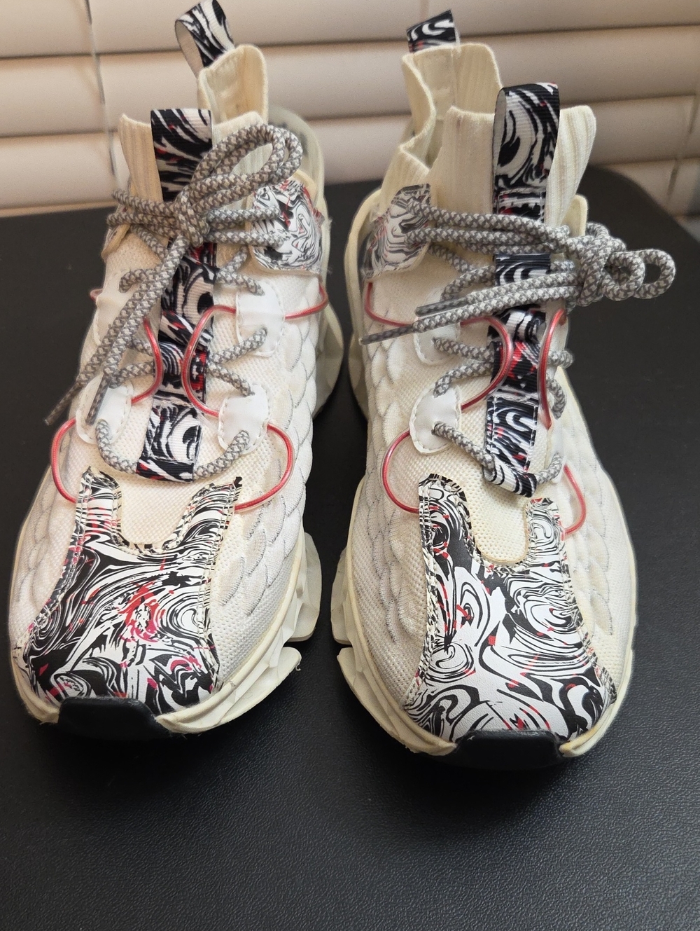 Source Unknown Cream Black White Athletic Sneakers with Red Accents